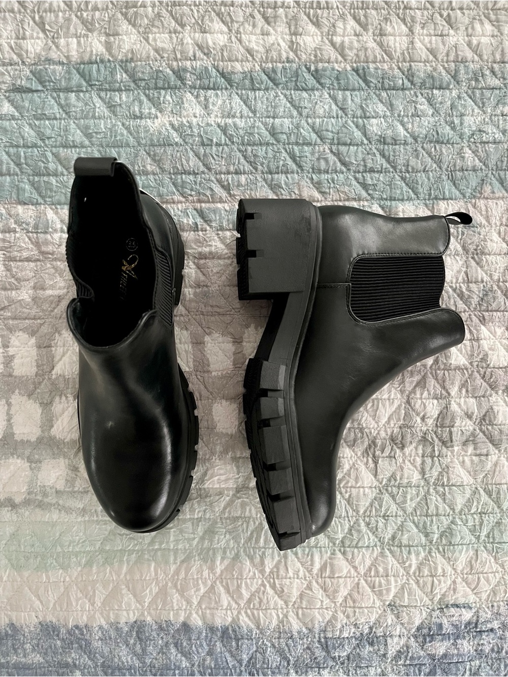 ATHLEFIT Women’s Black Lug Sole Boots 10103